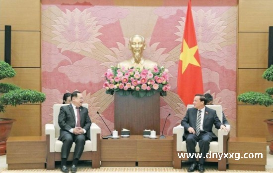 越南国会副主席阮克定会见老挝国会对外委员会主任