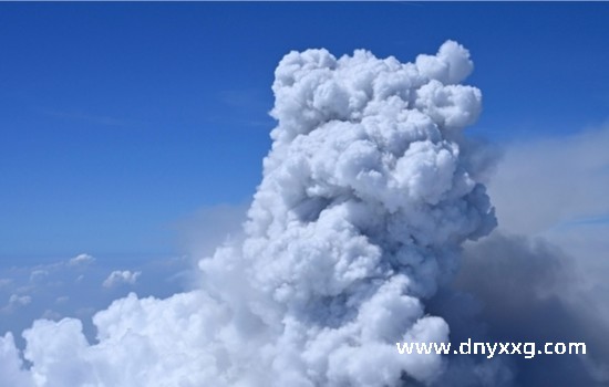 日本新燃岳火山大规模喷发 烟柱高达5500米